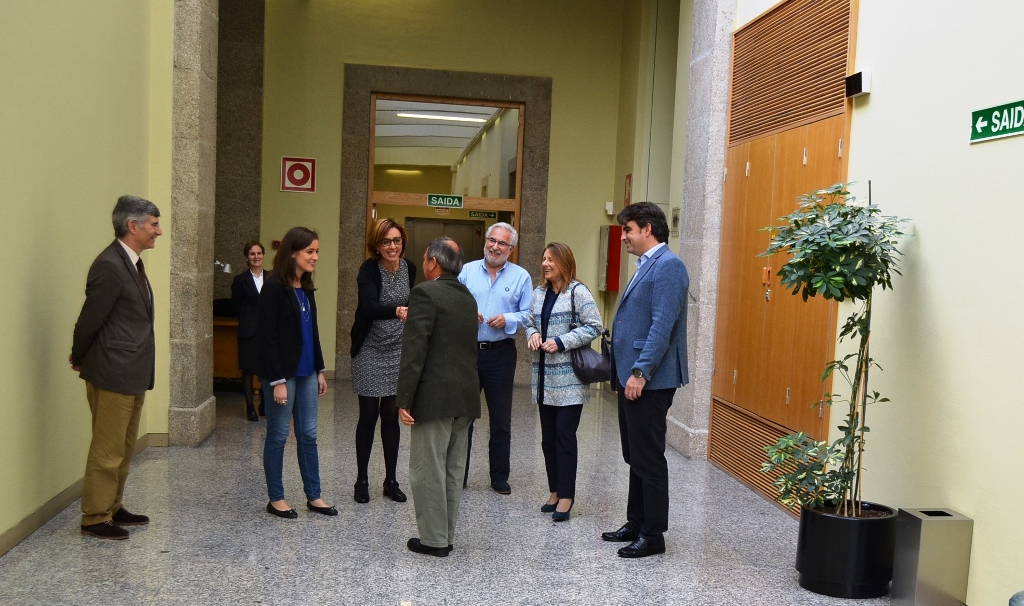 Foto da noticia:A Mesa do Parlamento de Galicia saúda ao persoal da Cámara